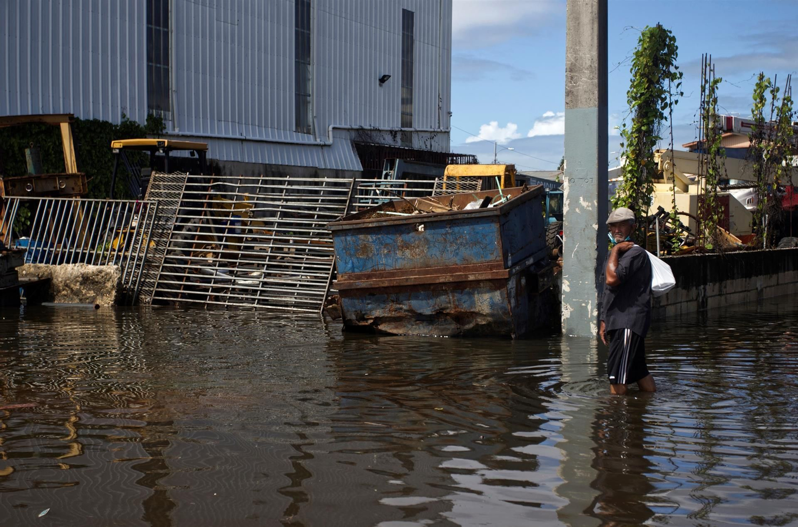Un hombre camina por las calles inundadas de Cataño, imagen de archivo