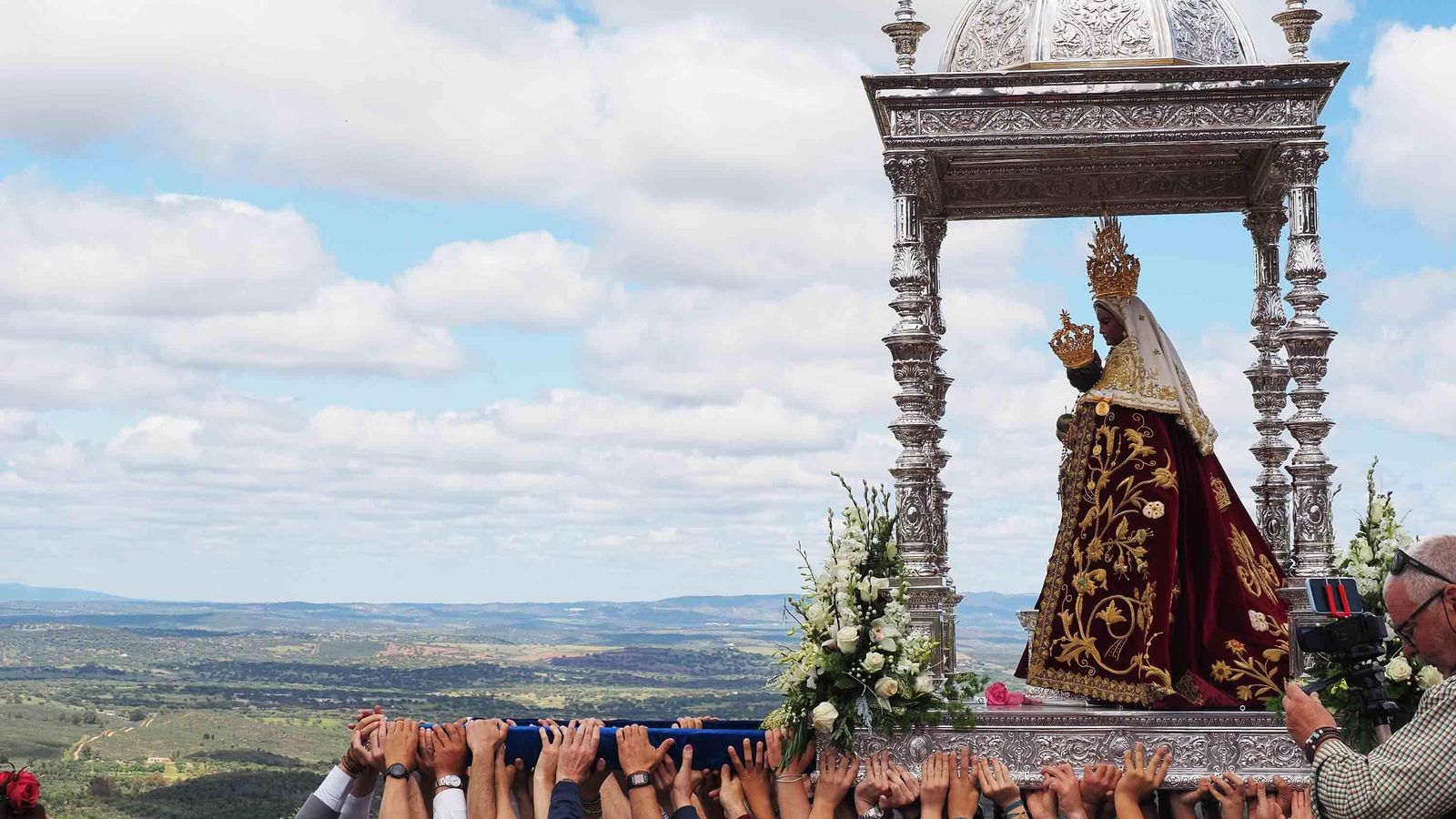 Momento en que los cargadores muestran a la Virgen Puebla de Guzmán desde 'La pisá del potro'