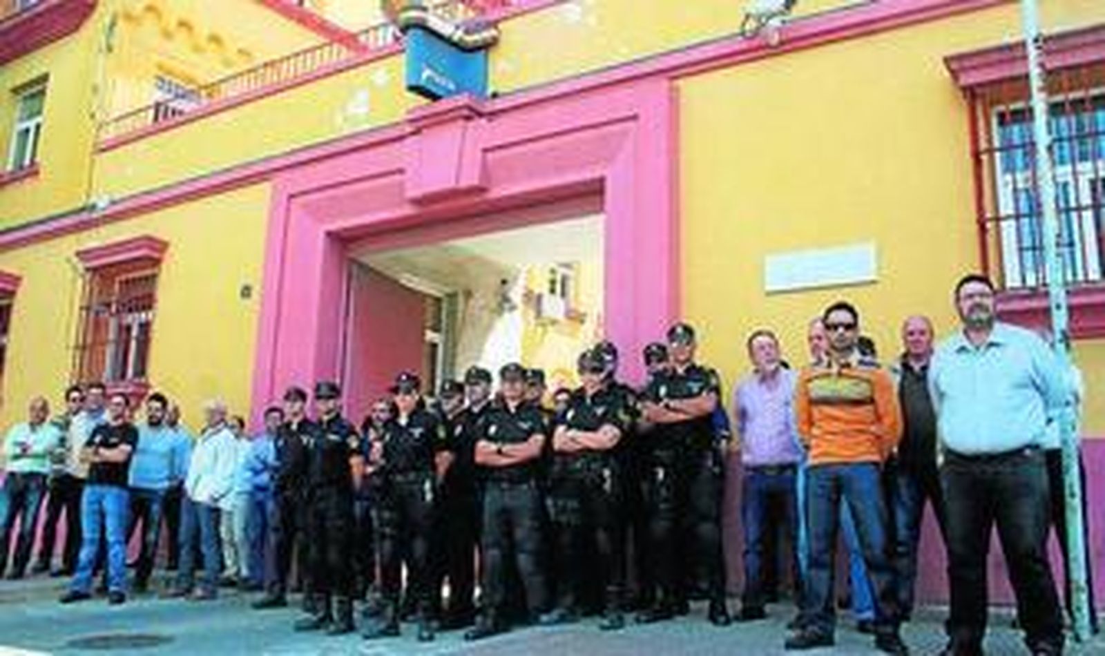 Los agentes concentrados a las puertas de la comisaría.