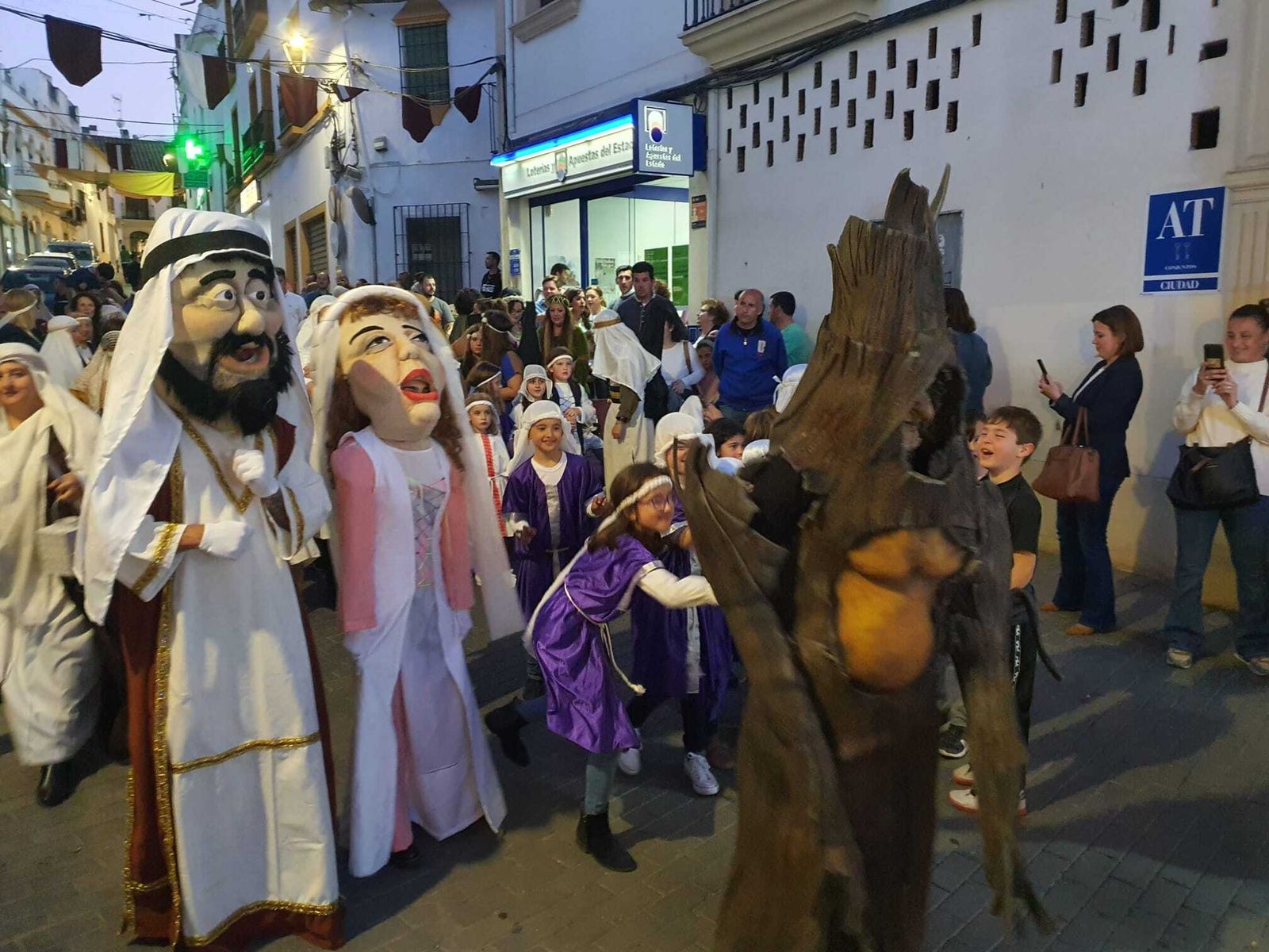 El gran pasacalles inaugural del Zoco de la Encantá de Almodóvar del Río, en imágenes