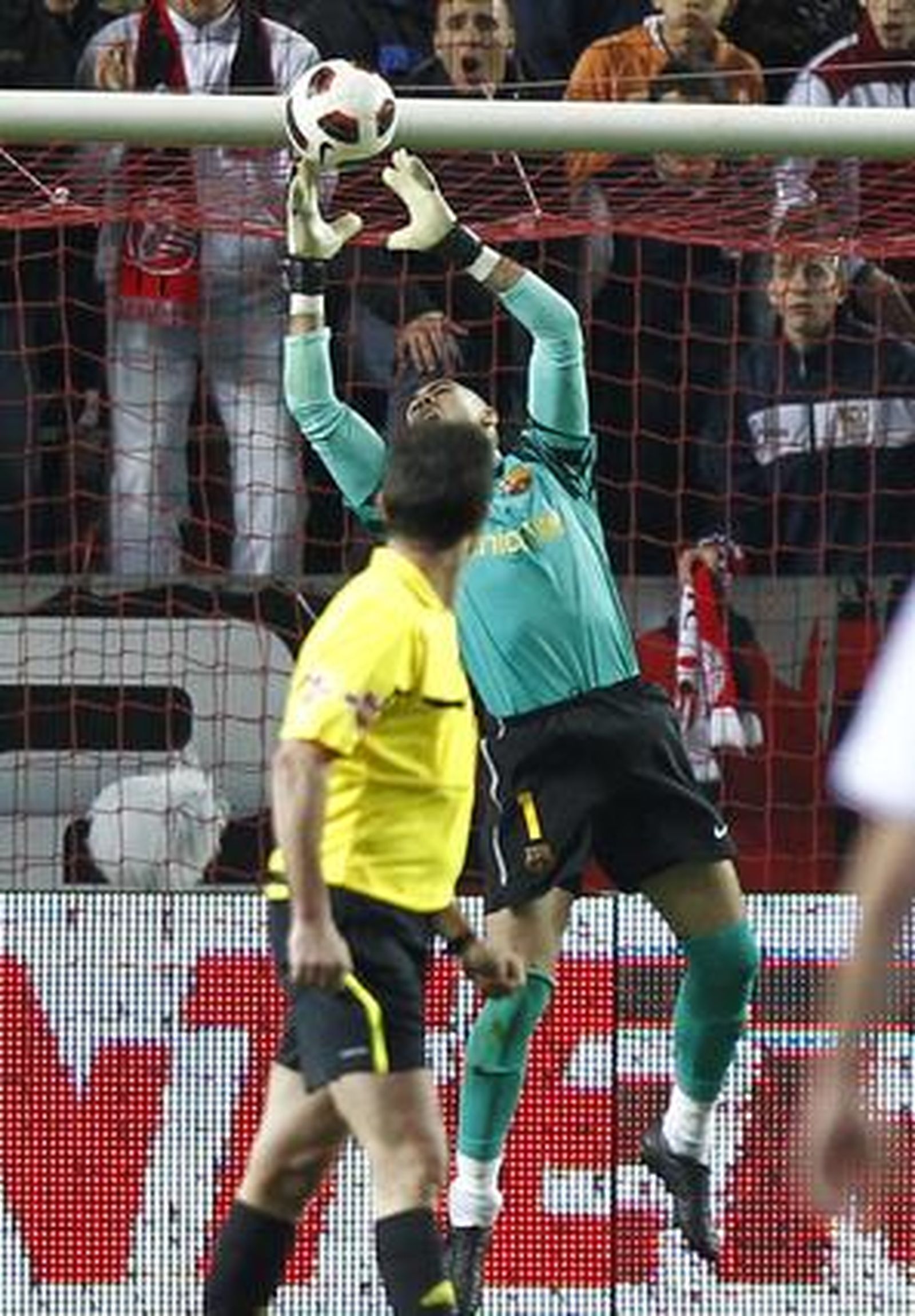 El Sevilla consigue sacar un punto ante el Barcelona en el Sánchez Pizjuán. / Antonio Pizarro