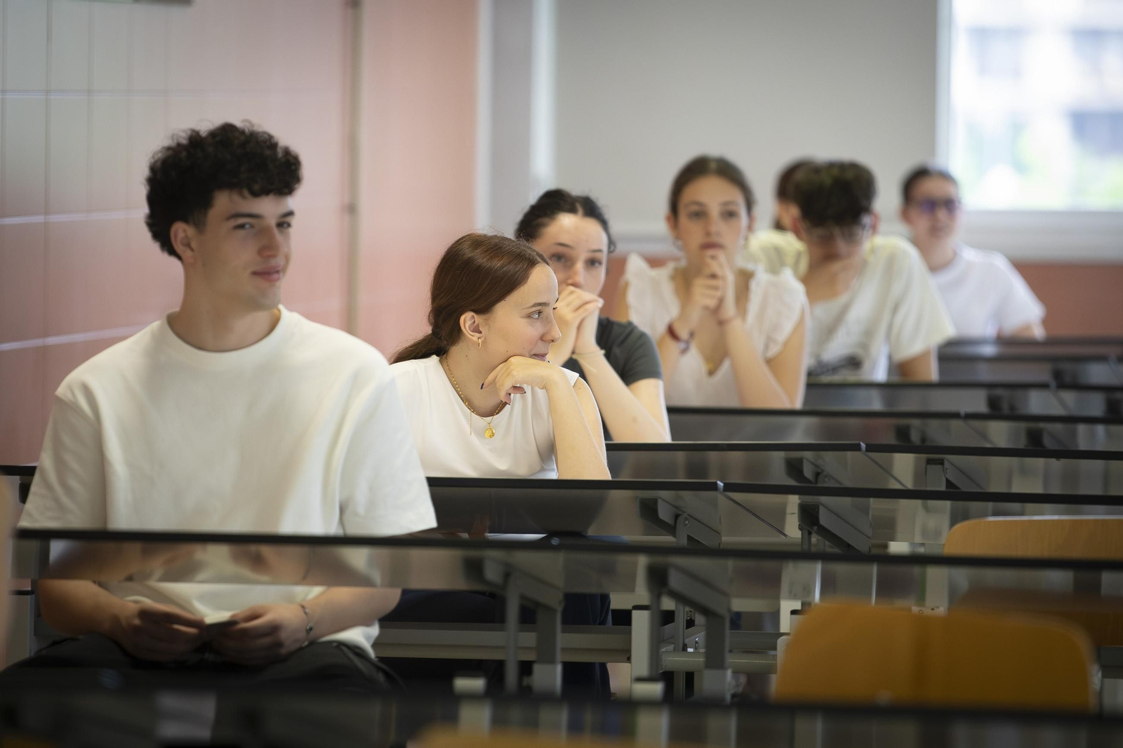El primer día de Selectividad en Granada, en imágenes
