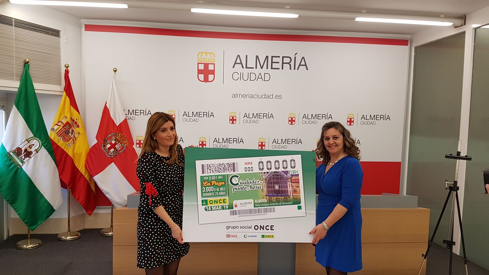 La concejala de Promoción de la Ciudad y la directora de la Once en Almería