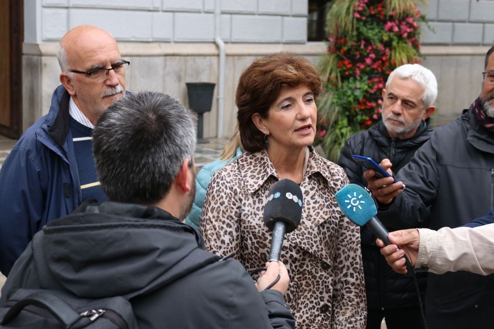 Elisa Cabrerizo atiende a los medios.