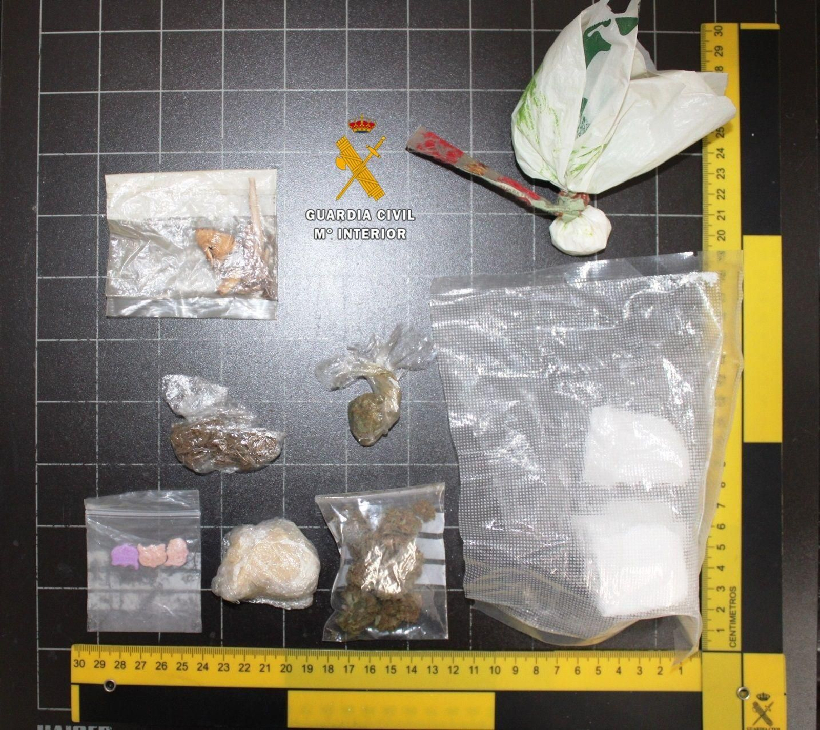 La droga intervenida al desmantelar un punto de venta de droga de Mollina.