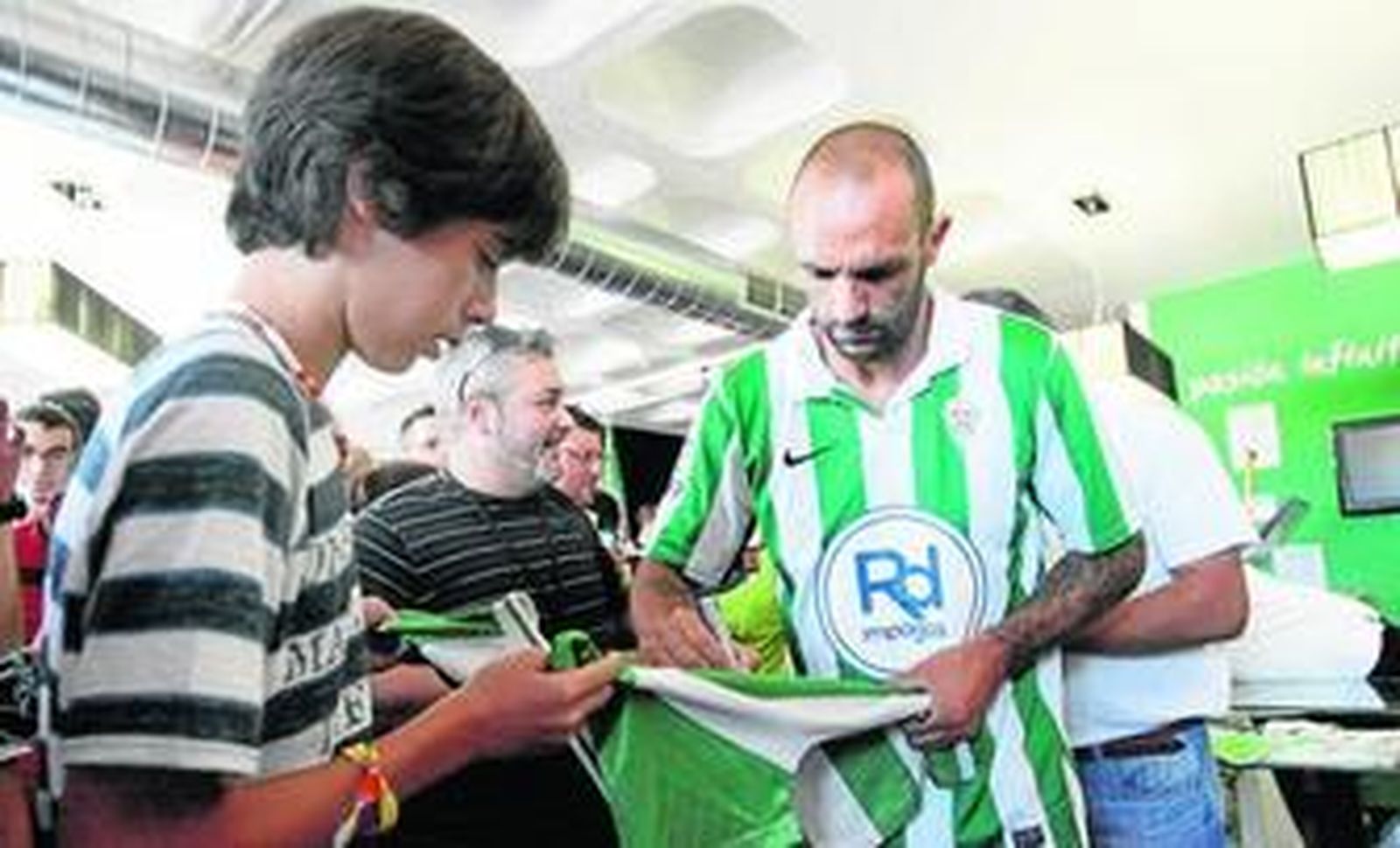 Raúl Bravo firma un autográfo a un aficionado cordobesista en la tienda del club tras su presentación.
