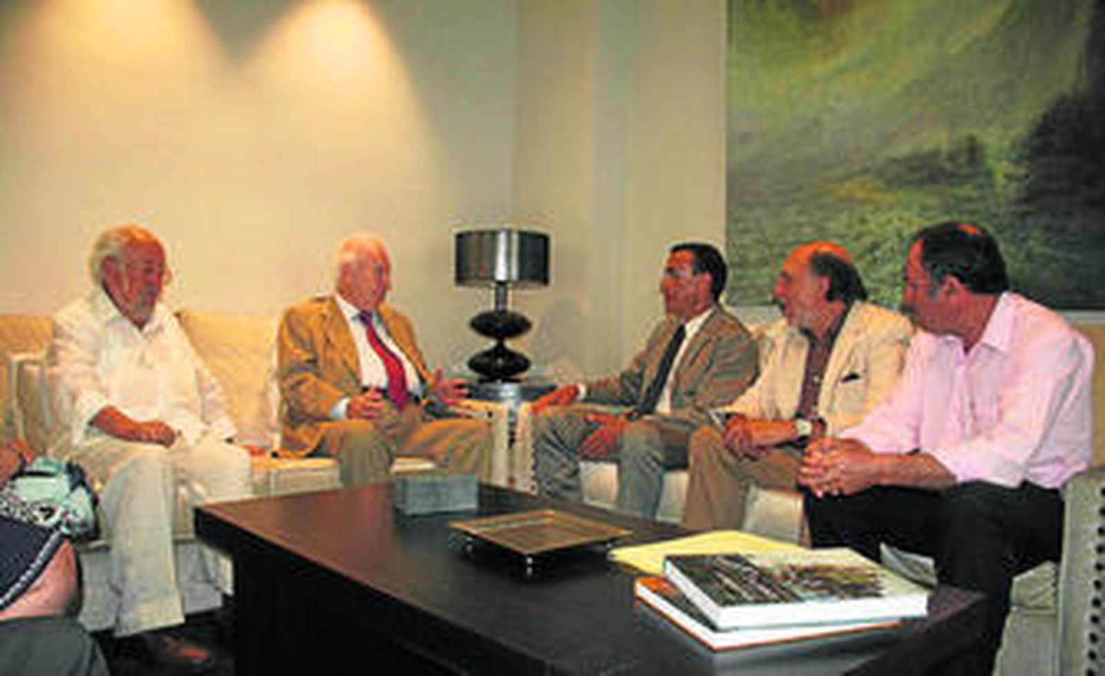 Miembros de la Fundación Odón Betanzos, ayer junto a Ignacio Caraballo (centro) en la Diputación.