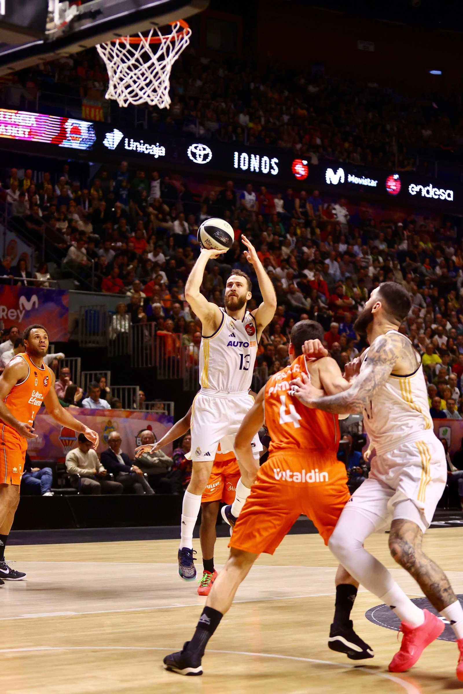 El Real Madrid - Valencia Basket de Copa del Rey, en fotos