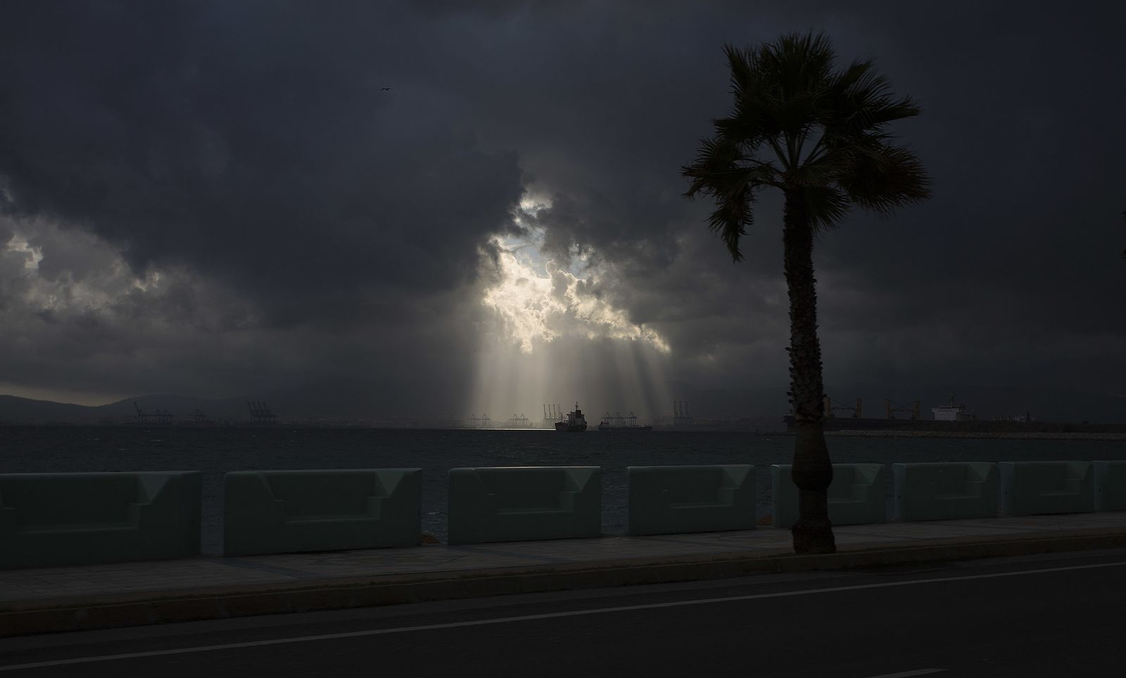 Recorrido en un patrullero de la Policía Nacional a las zonas del narcotráfico en el campo de Gibraltar, en imágenes