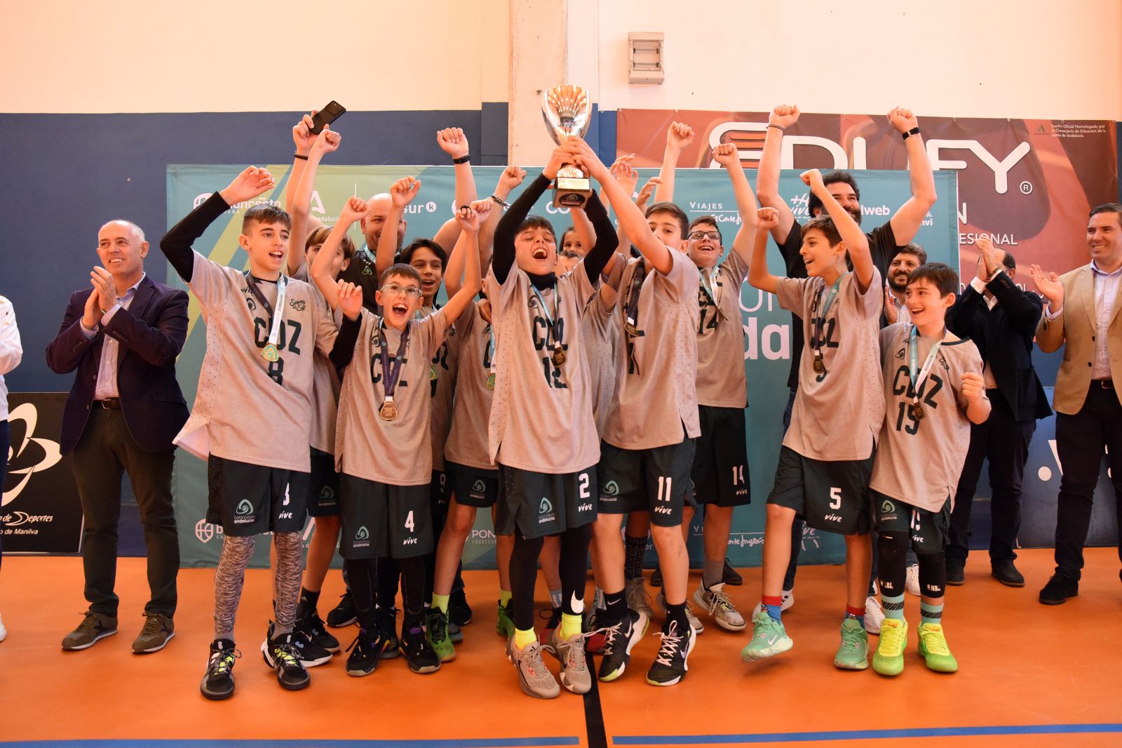 Cádiz levanta el trofeo de campeona.