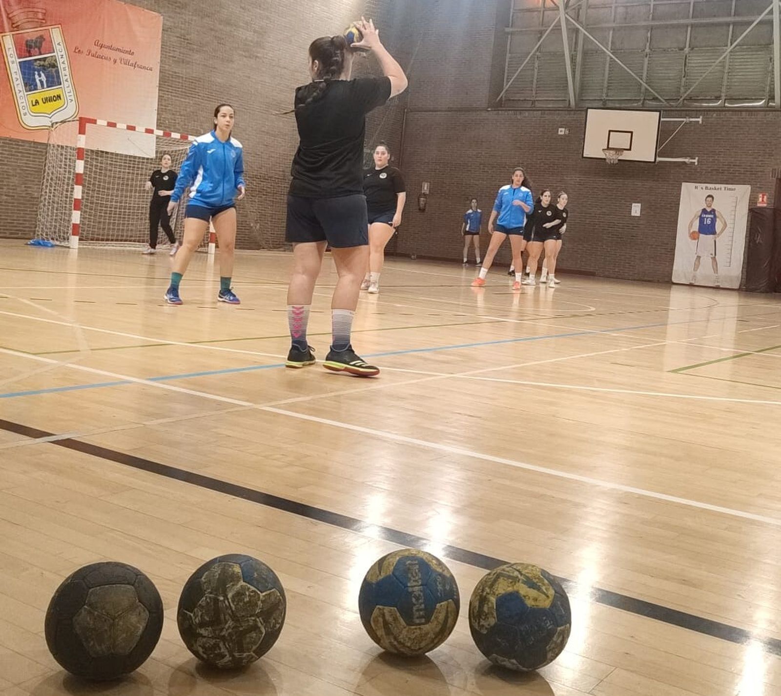 Un momento del calentamiento en el pabellón de Los Palacios.