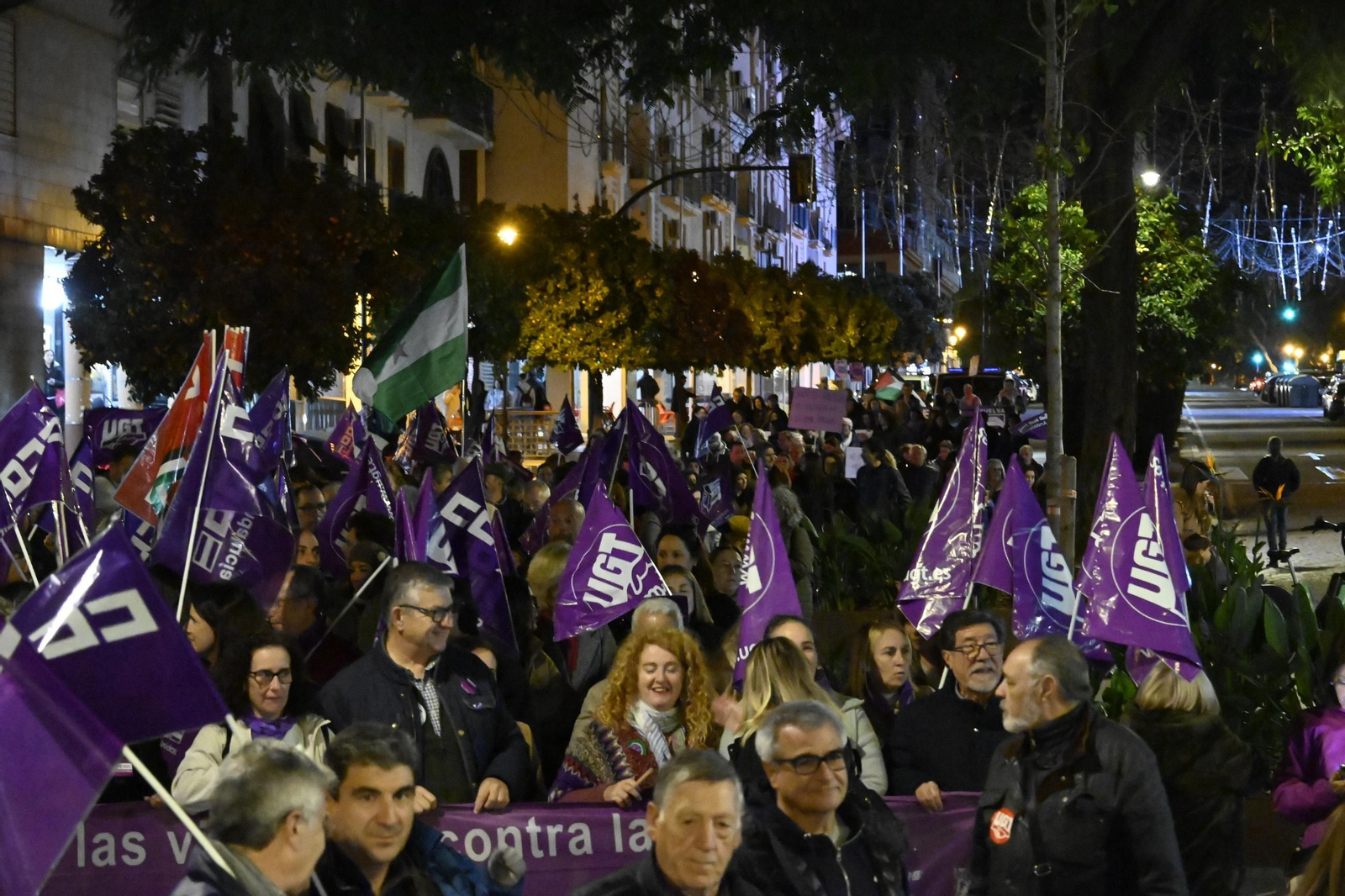 Imágenes de la manifestación con motivo del 25N en Huelva