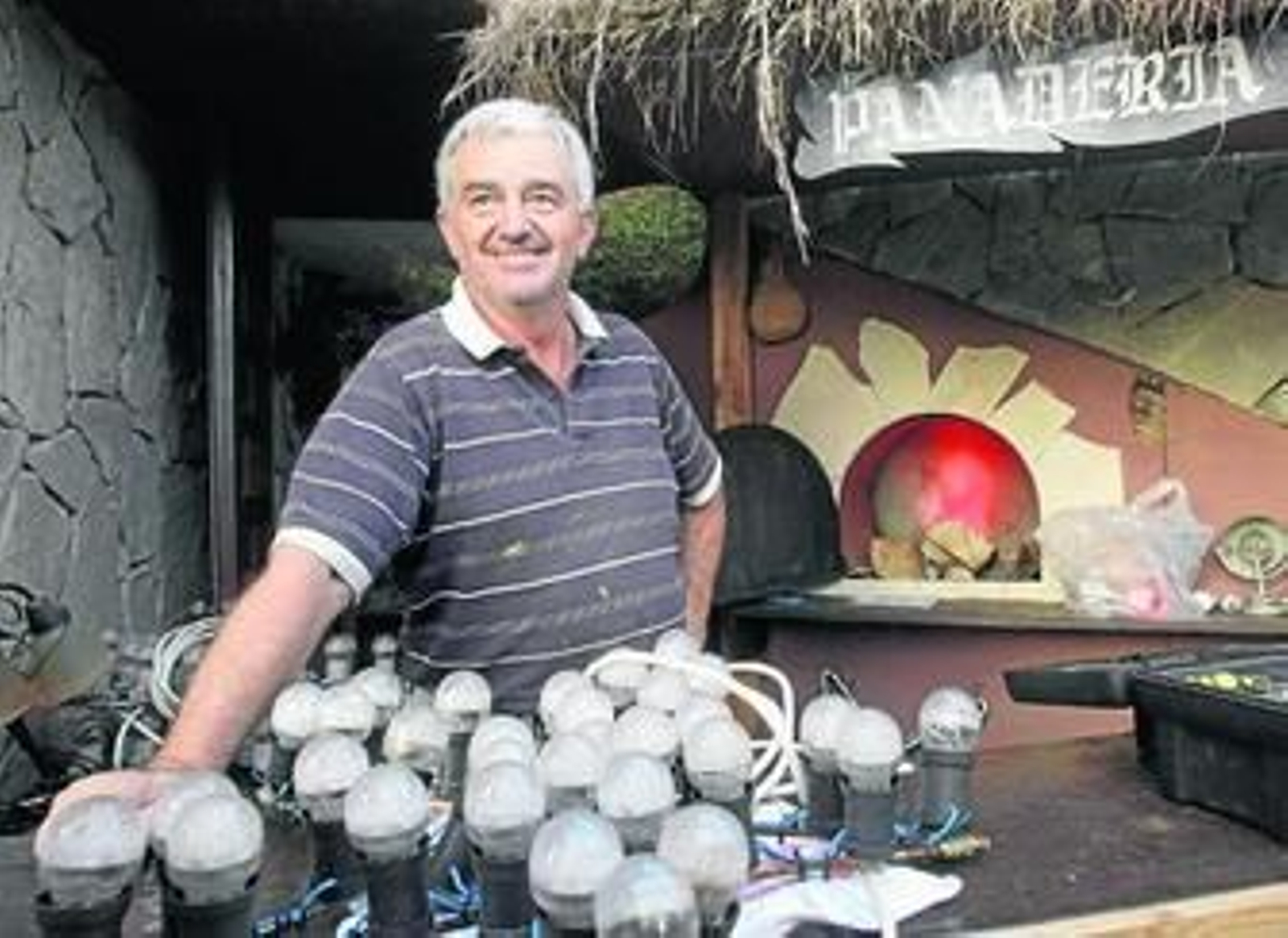 Pepe Clavijo en plena faena entre luces y cables junto al horno para hacer pan.