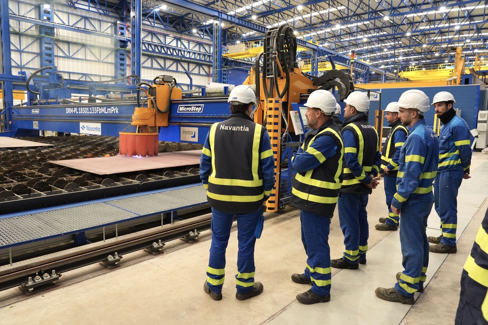 Trabajadores de la planta de San Fernando supervisan un corte de chapa para los buques saudíes