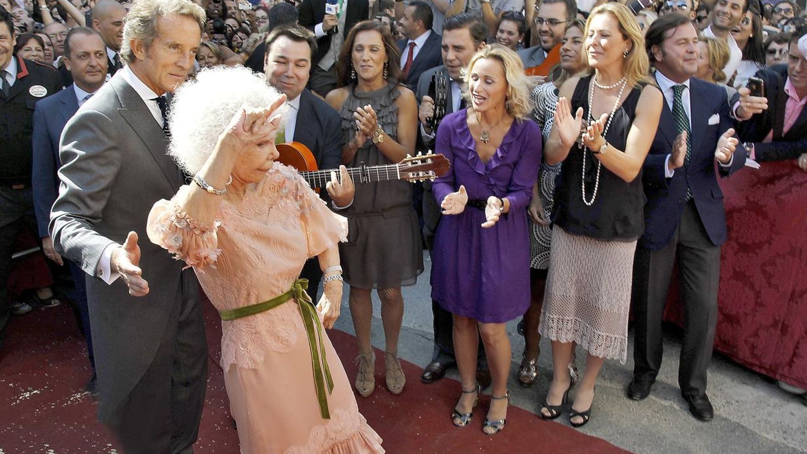 La duquesa, bailando al son de Siempre así, el día de su boda con Alfonso Díez.
