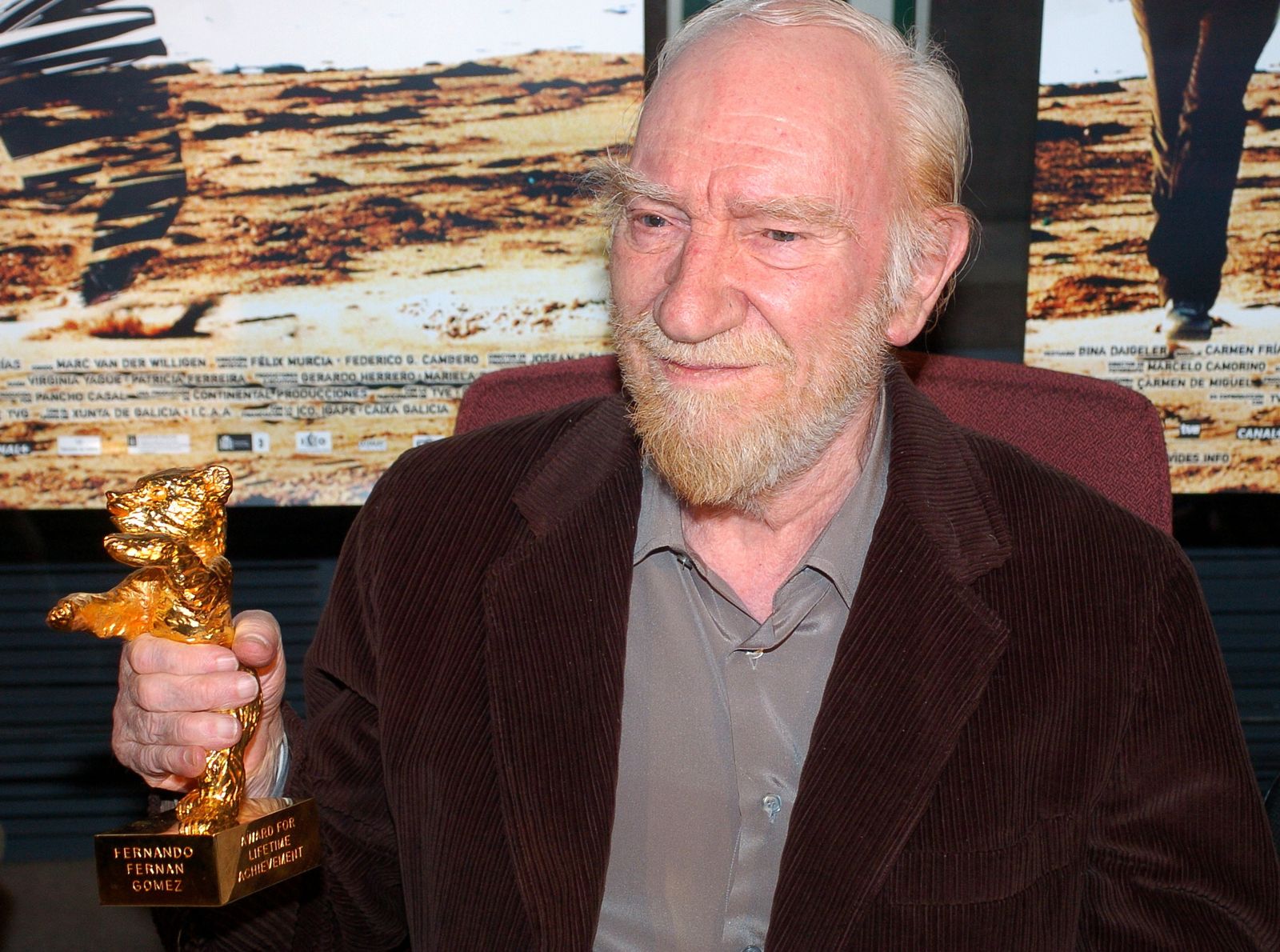 Fernando Fernán-Gómez, con un Oso de Oro honorífico.