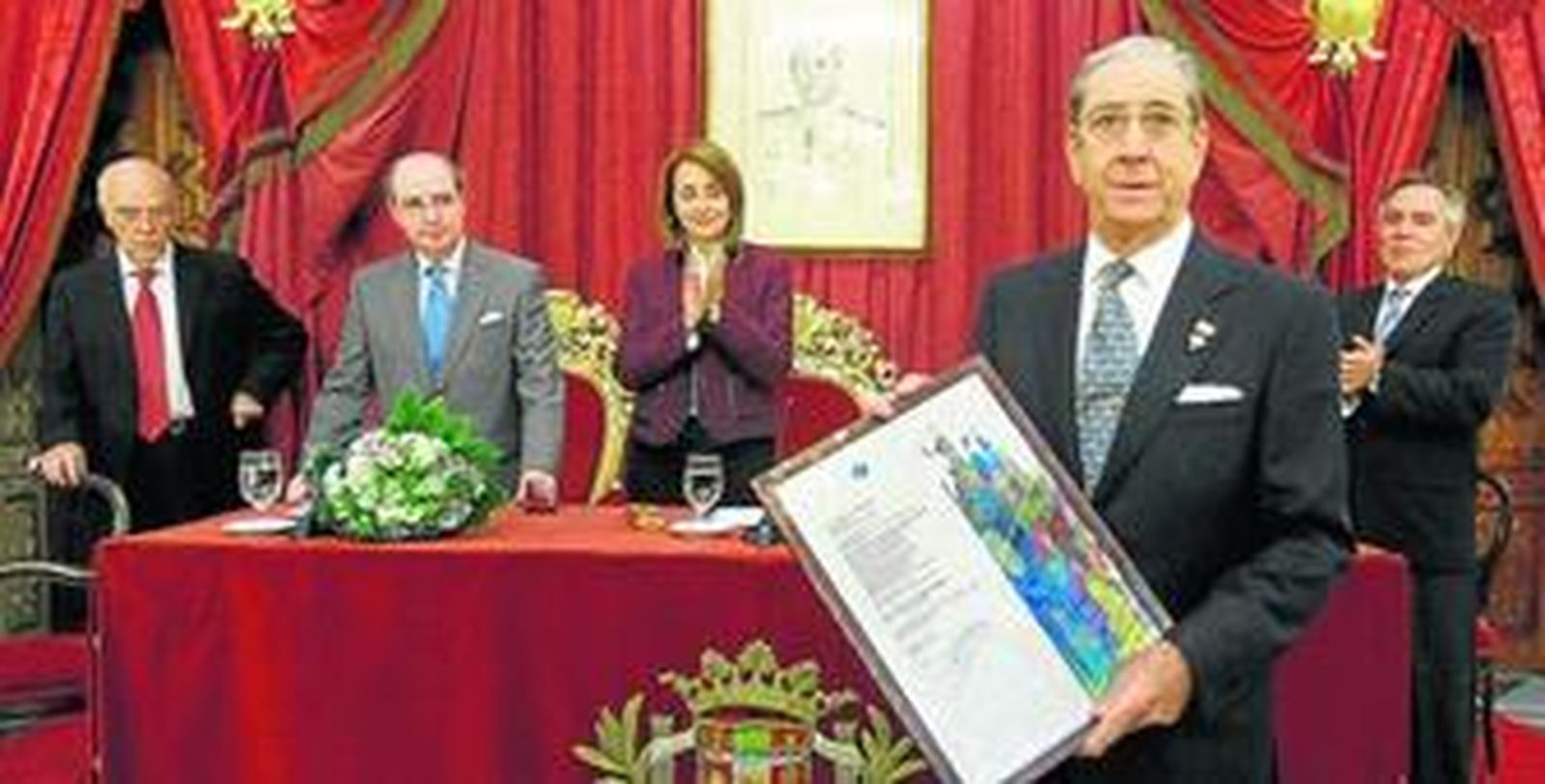 José Ramón Pérez Díaz-Alersi posa con el diploma y el Drago de Oro en su solapa.