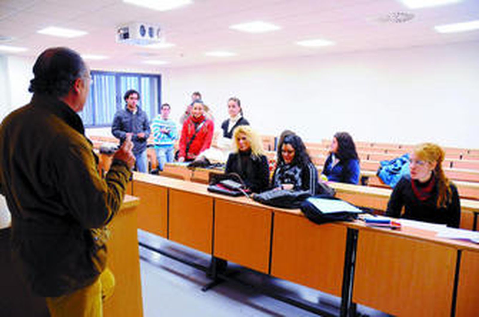 Un profesor imparte clases de Ciencias del Trabajo en una de las nuevas aulas de Cross Pirotecnia.