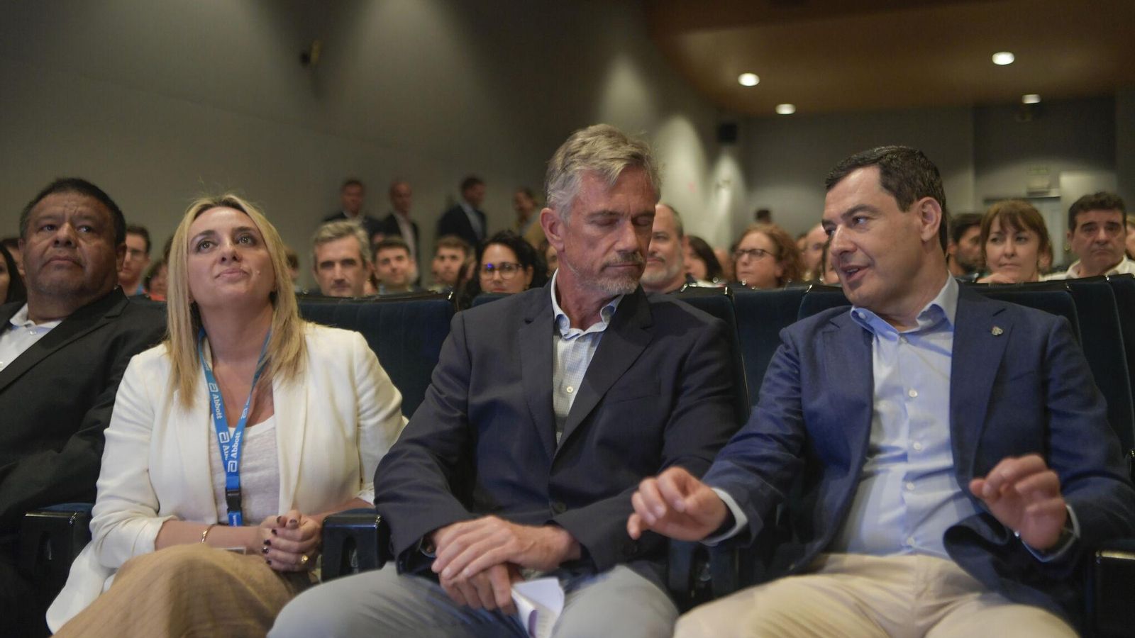 Juanma Moreno, Marifrán Carazo, el presidente de Abbott en Esppaña y Portugal, Luís García, y el director de la planta en Granada, Alberto Suárez