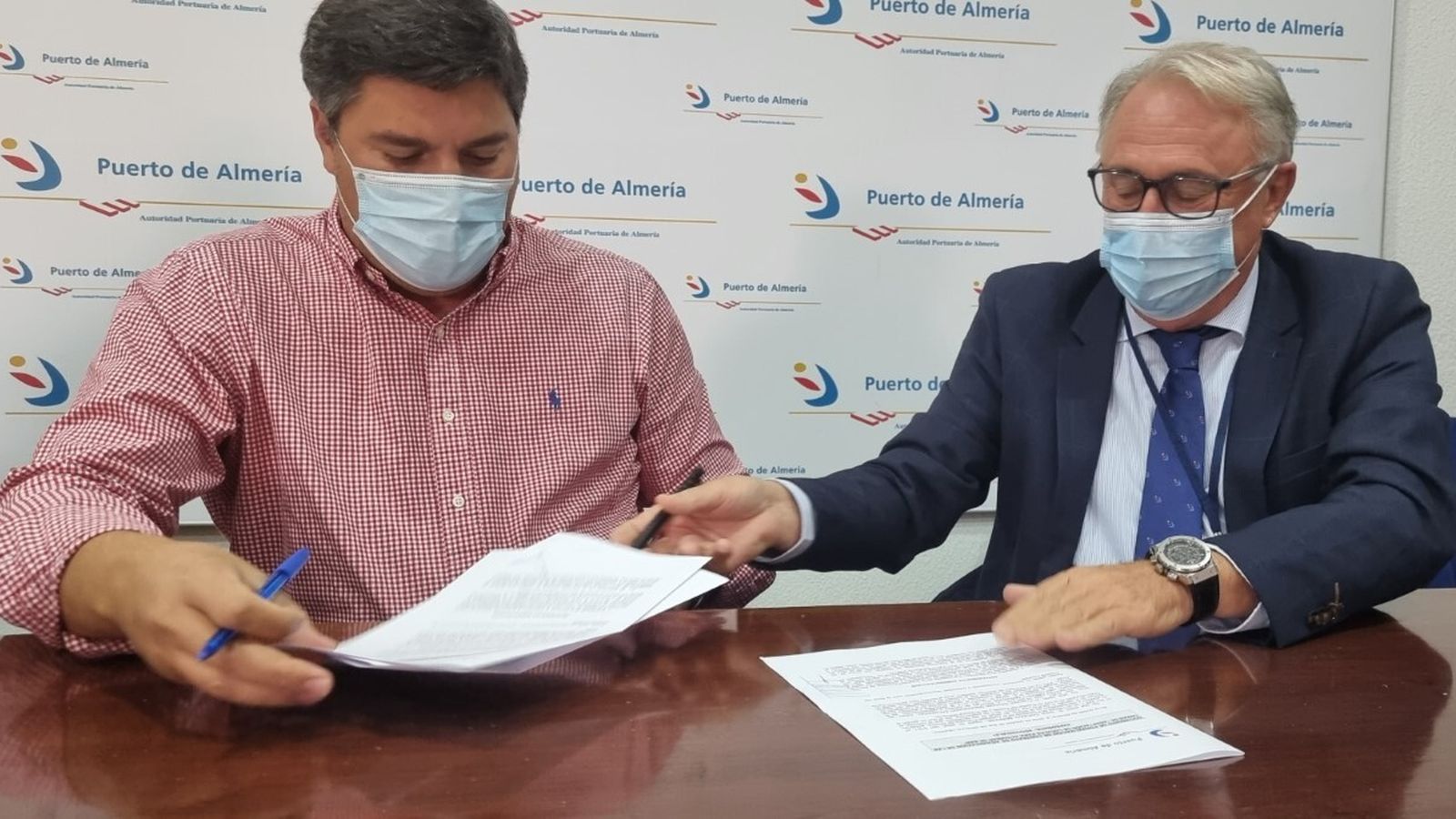 El gerente de Mayfra Obras y Servicios SL, Francisco Maldonado, y el presidente de la APA, Jesús Caicedo. y