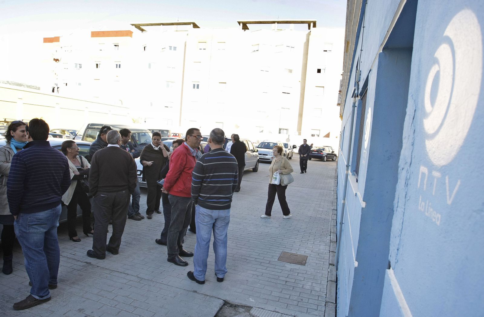 Extrabajadores de Somdeco, a las puertas del que era su puesto de trabajo, en una protesta en 2012.