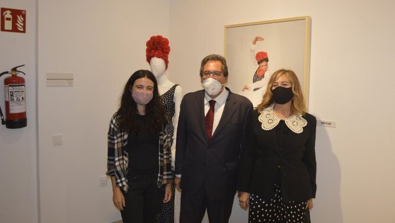 La fotógrafa Beatriz Hidalgo, el presidente de la Fundación Cajasol Antonio Pulido y la diseñadora Tere Torres.