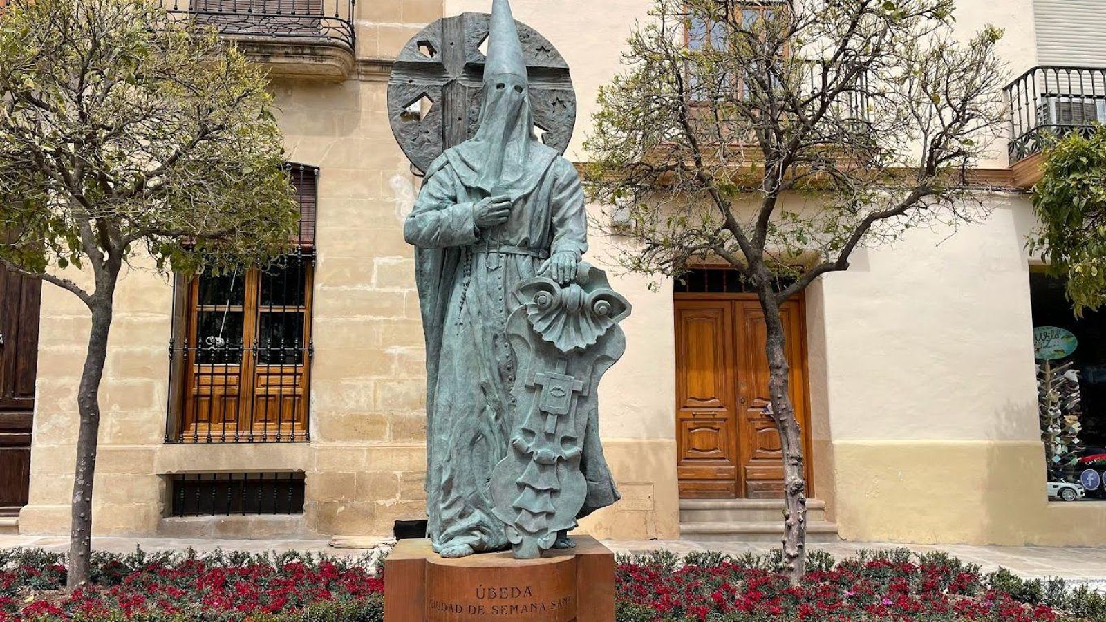 Monumeno dedicado al cofrade en la ciudad de Úbeda.