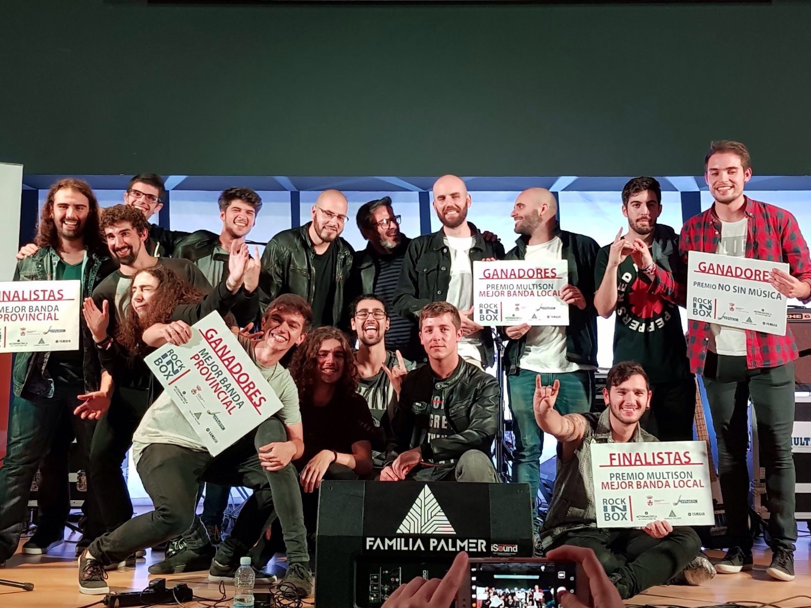 Foto de grupo de participantes en el evento musical.