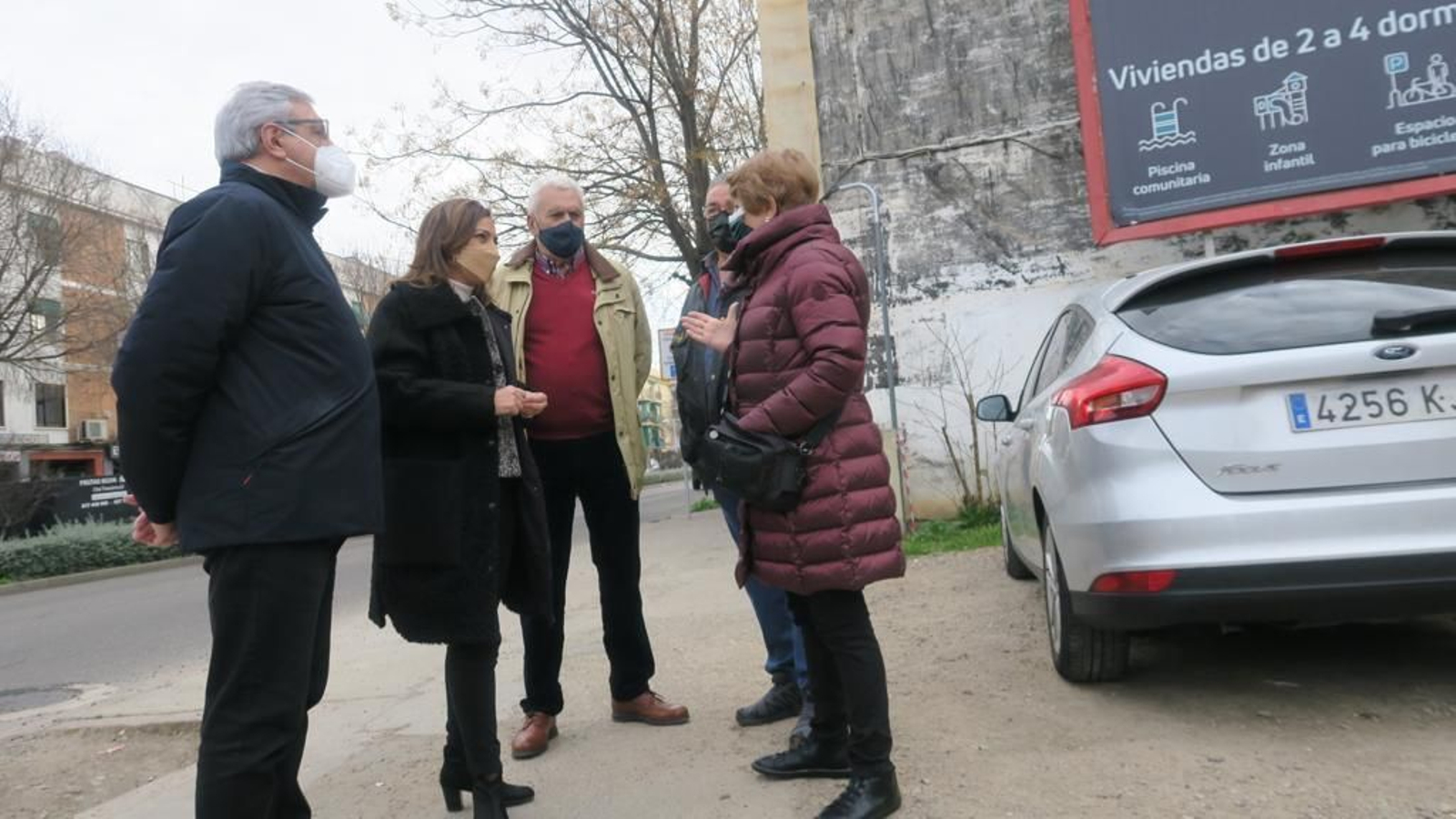 Vecinos de la carretera Trassierra con la portavoz del PSOE, Isabel Ambrosio. Vecinos de la carretera Trassierra con la portavoz del PSOE, Isabel Ambrosio.