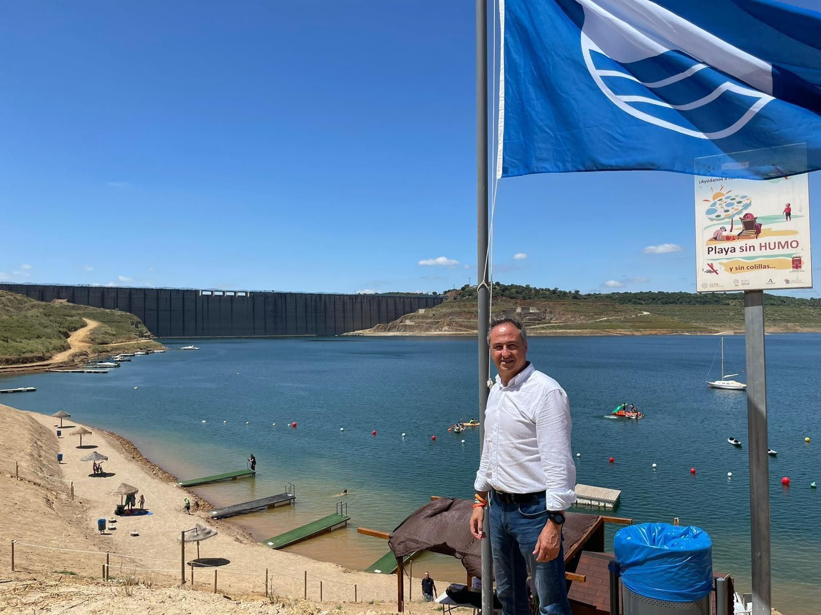 Angel Pimentel junto a la Bandera Azul de la Breña.