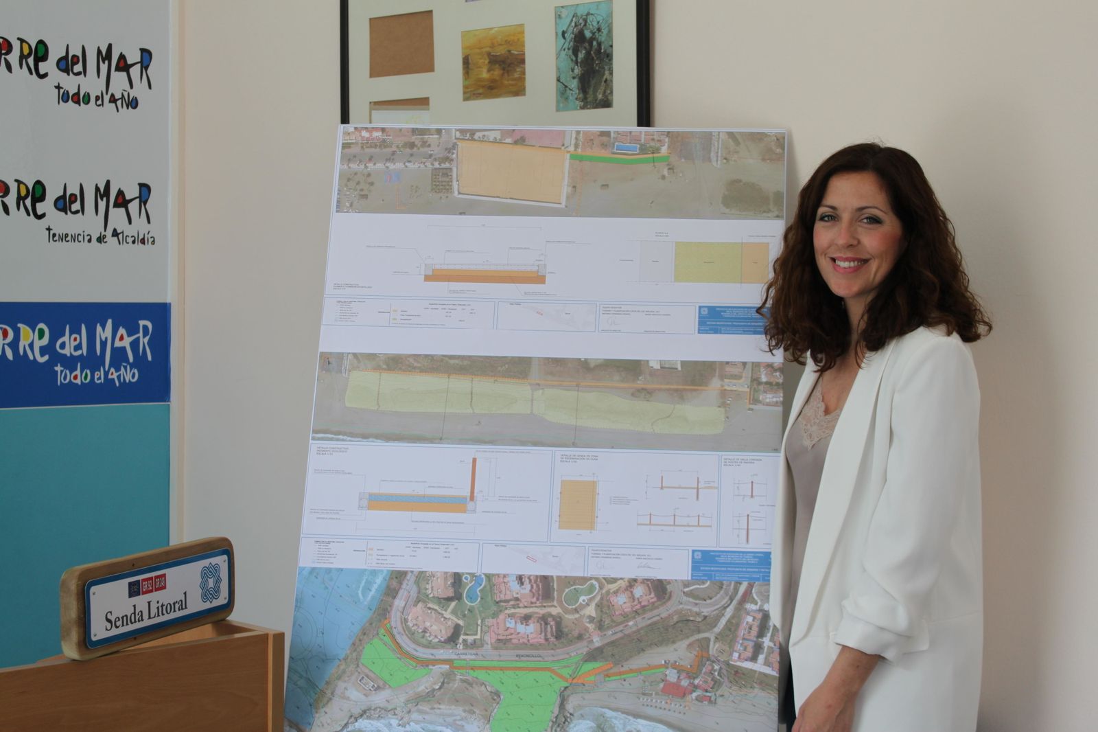 Marina Bravo presentando el proyecto en Torre del Mar.