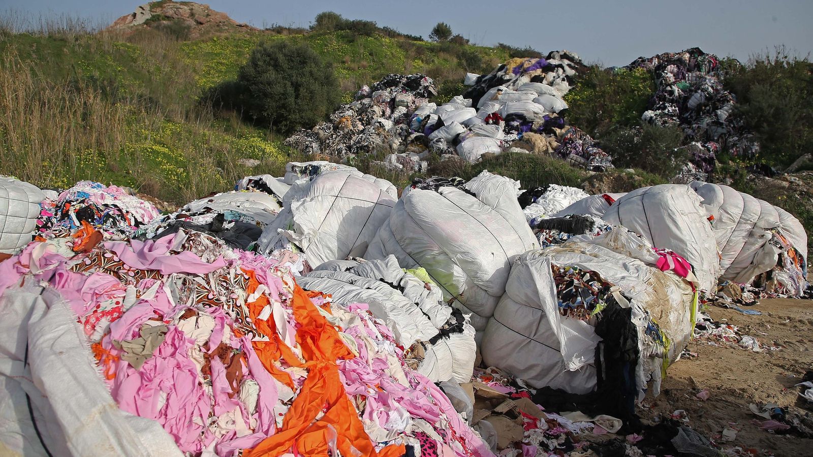 Restos de tela, tapicerías de coche y rellenos inundan la parcela.
