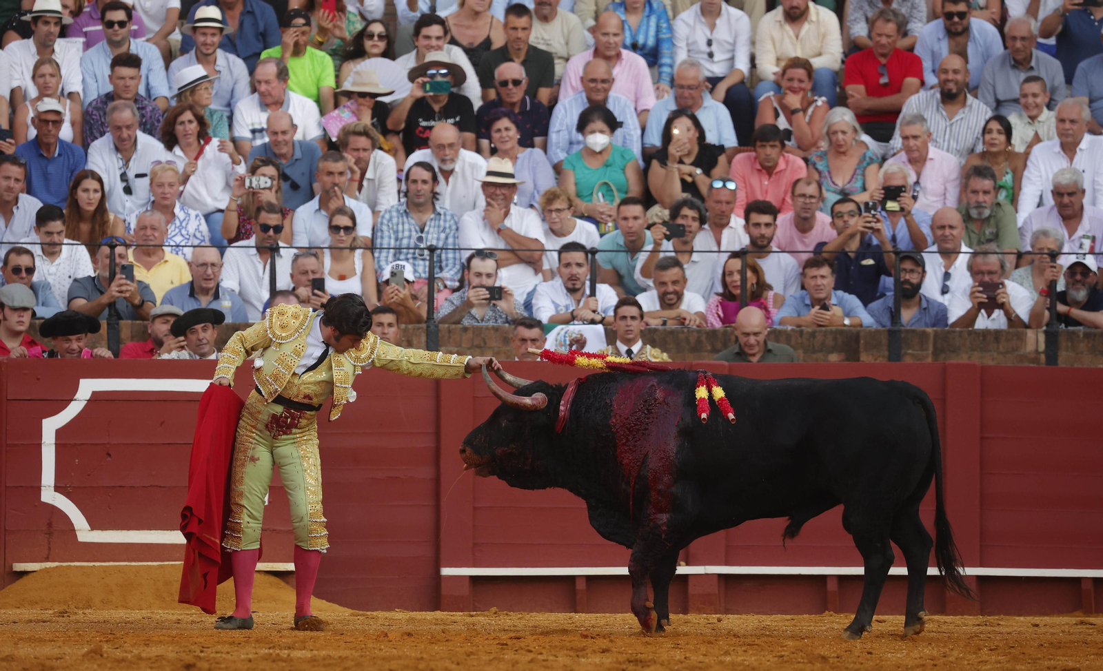Morante toca uno de los pitones del cuarto toro del festejo.