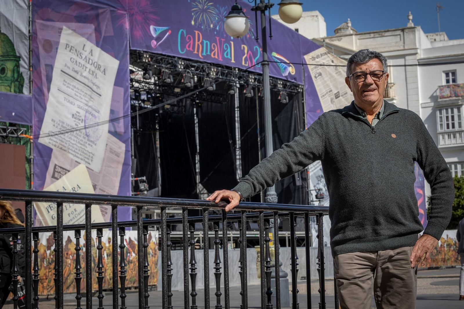 Joaquín Quiñones el pasado jueves en la plaza de San Antonio, con el escenario donde pregonará el Carnaval al fondo.