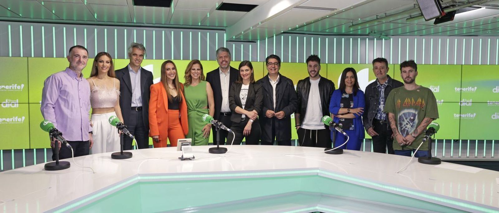Foto de familia de algunos cantantes premiados y responsables de la Cadena Dial en la presentación de los premios.