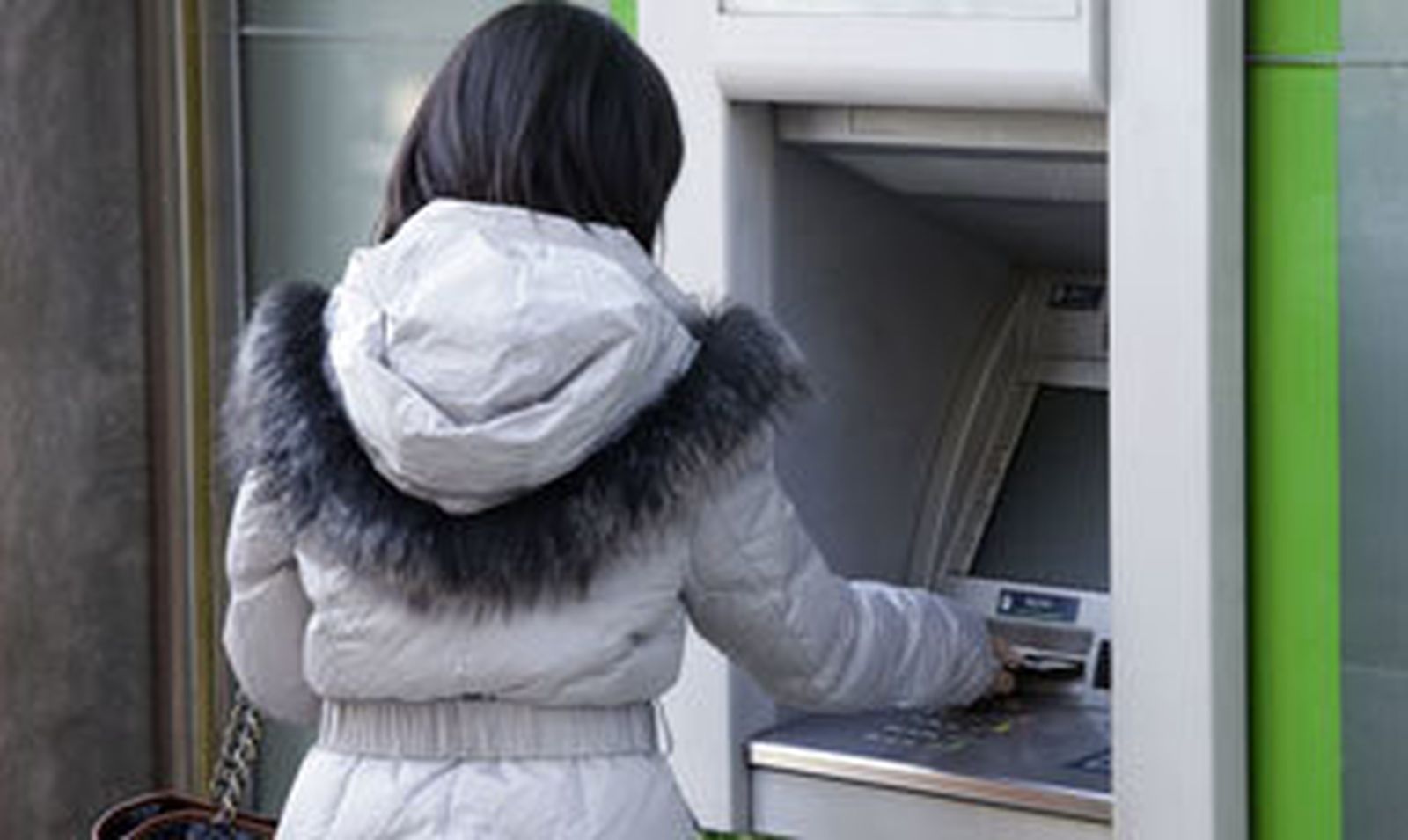 Las comisiones en los cajeros dividen a la banca e irritan a los consumidores