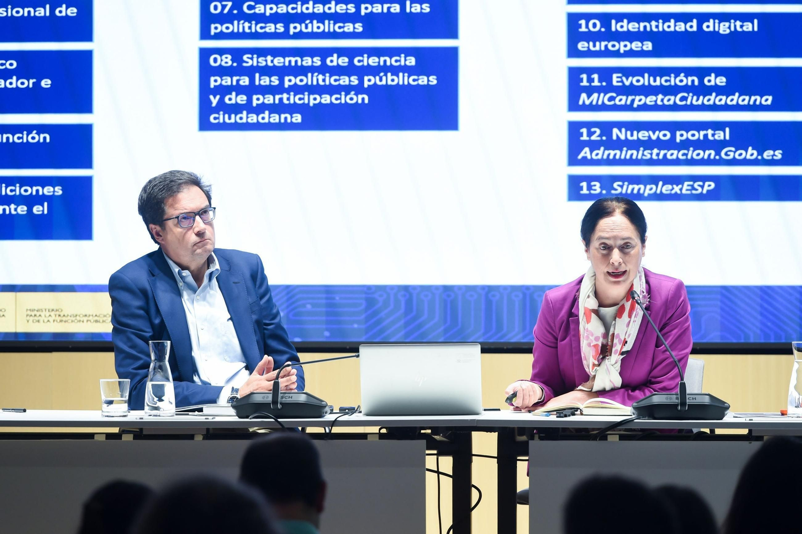 El ministro para la Transformación Digital y de la Función Pública, Óscar López, y la secretaria de Estado de Función Pública, Clara Mapelli, presentan el Consenso por una Administración Abierta.
