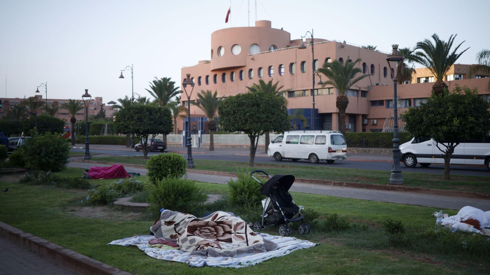 Personas en Marrakesh pasan la noche en la calle.