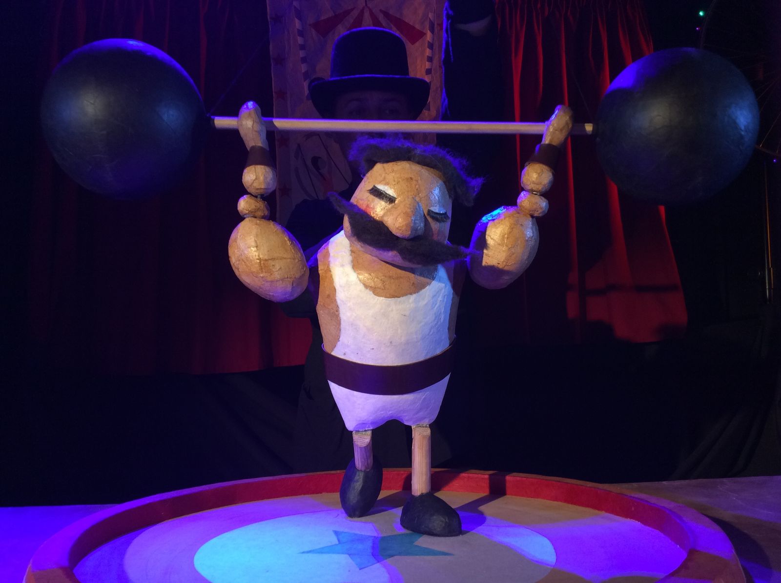 'El secreto del hombre más fuerte del mundo', de la sevillana Títeres Caracartón, se representa el día 23 de diciembre en La Fundición a las 18:00