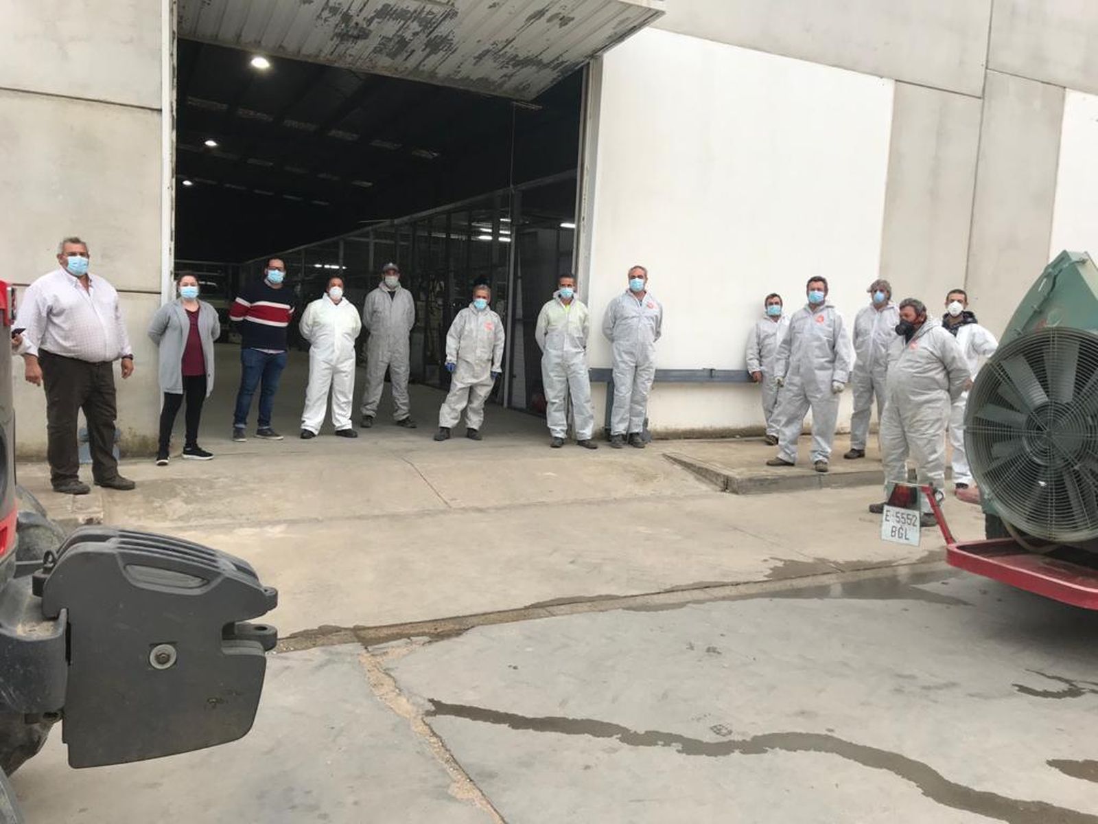 Operarios del Ayuntamiento que participan en los trabajos de desinfección.