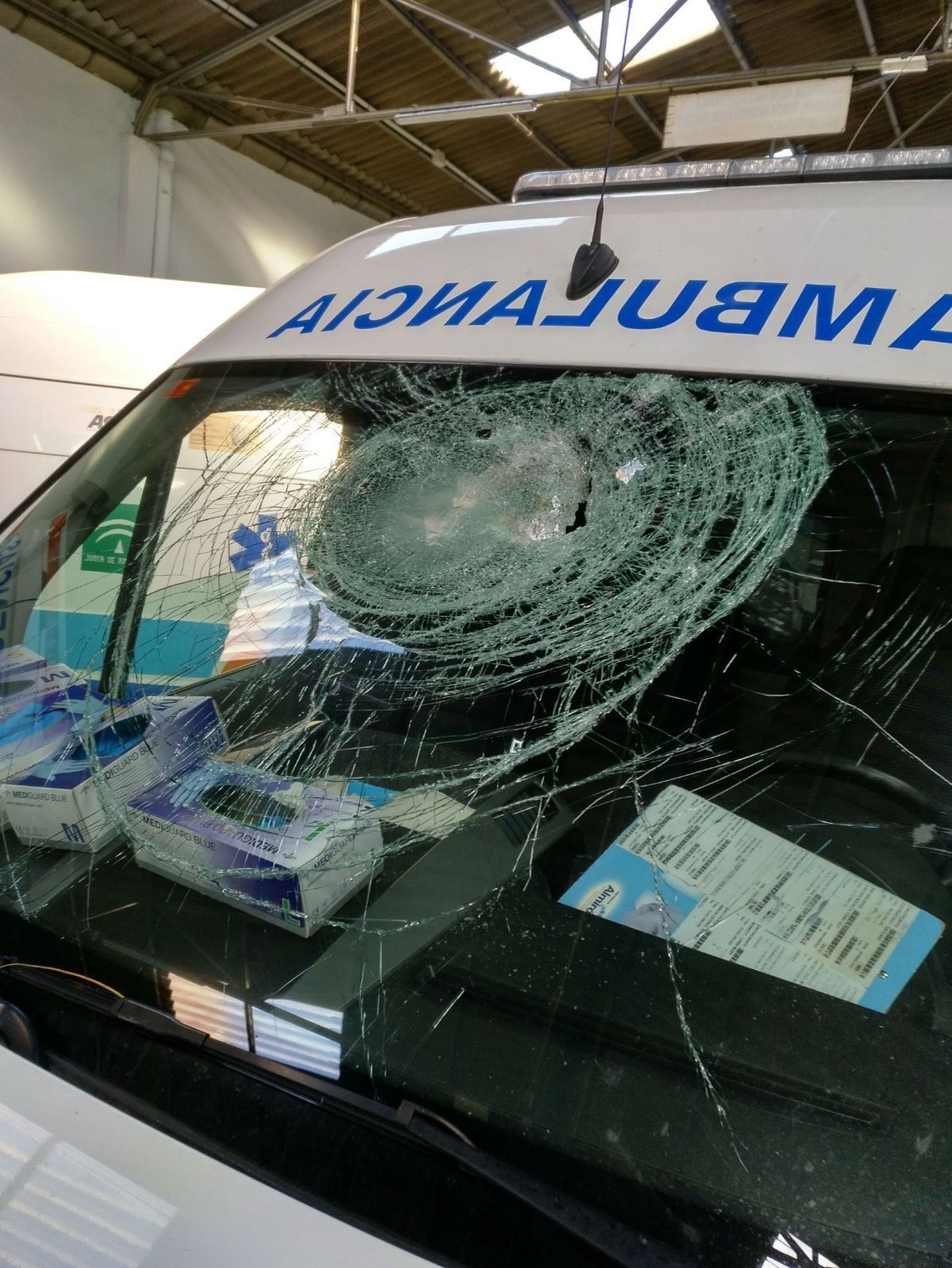 La ambulancia con la luna destrozada.