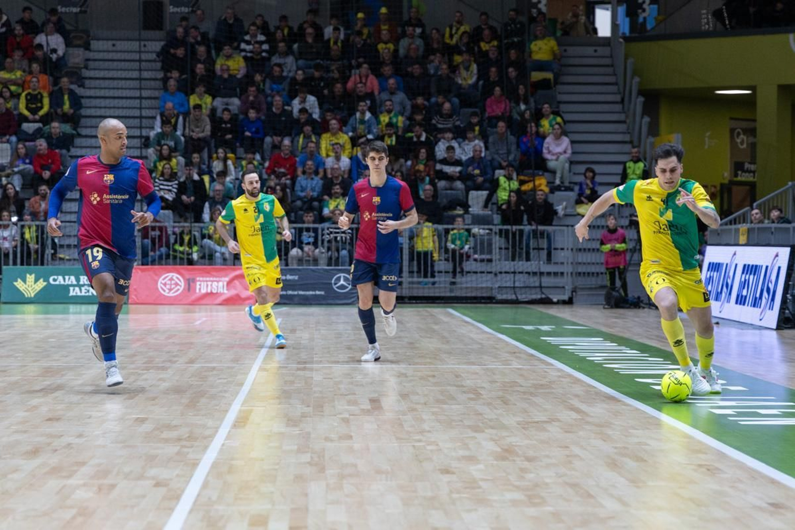 La fiesta amarilla en la goleada del Jaén FS al Barça, en imágenes