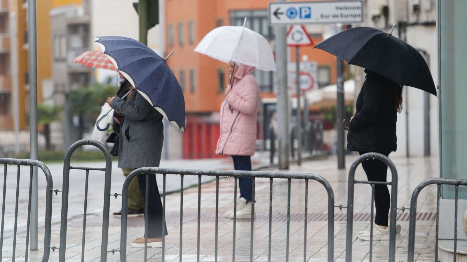 Varias personas con paraguas durante el pasado fin de semana.
