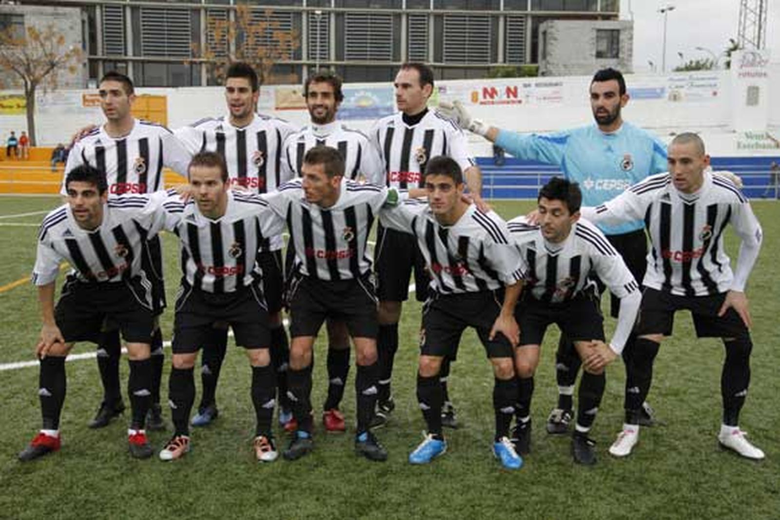 La Balompédica empata en Conil y no logra alcanzar la primera plaza, a tiro tras el tropiezo del Pozoblanco./Fotos: Aragón Pina

Foto: Aragon Pina