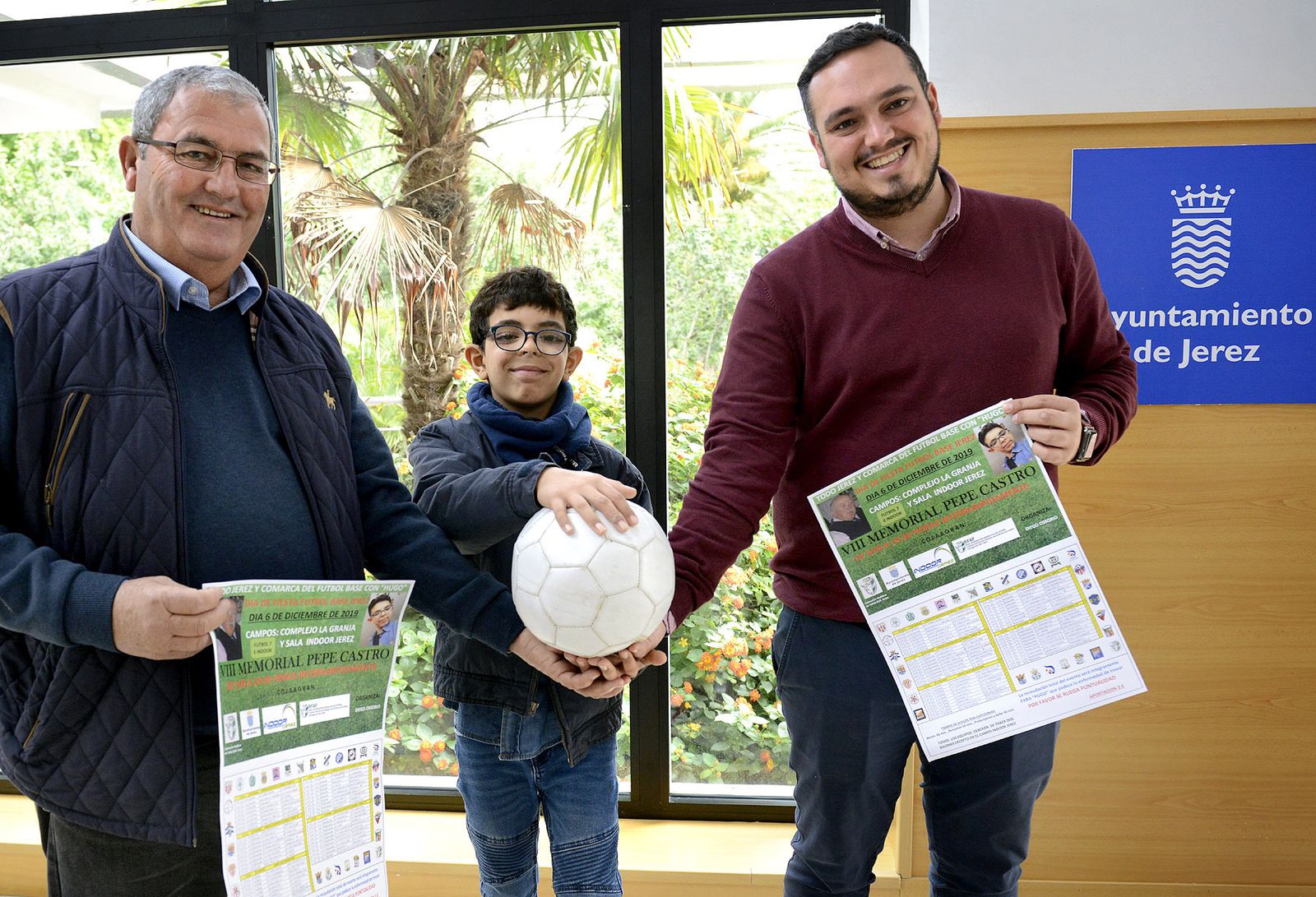 El pequeño Hugo, junto a Diego Ossorio y Jesús Alba.