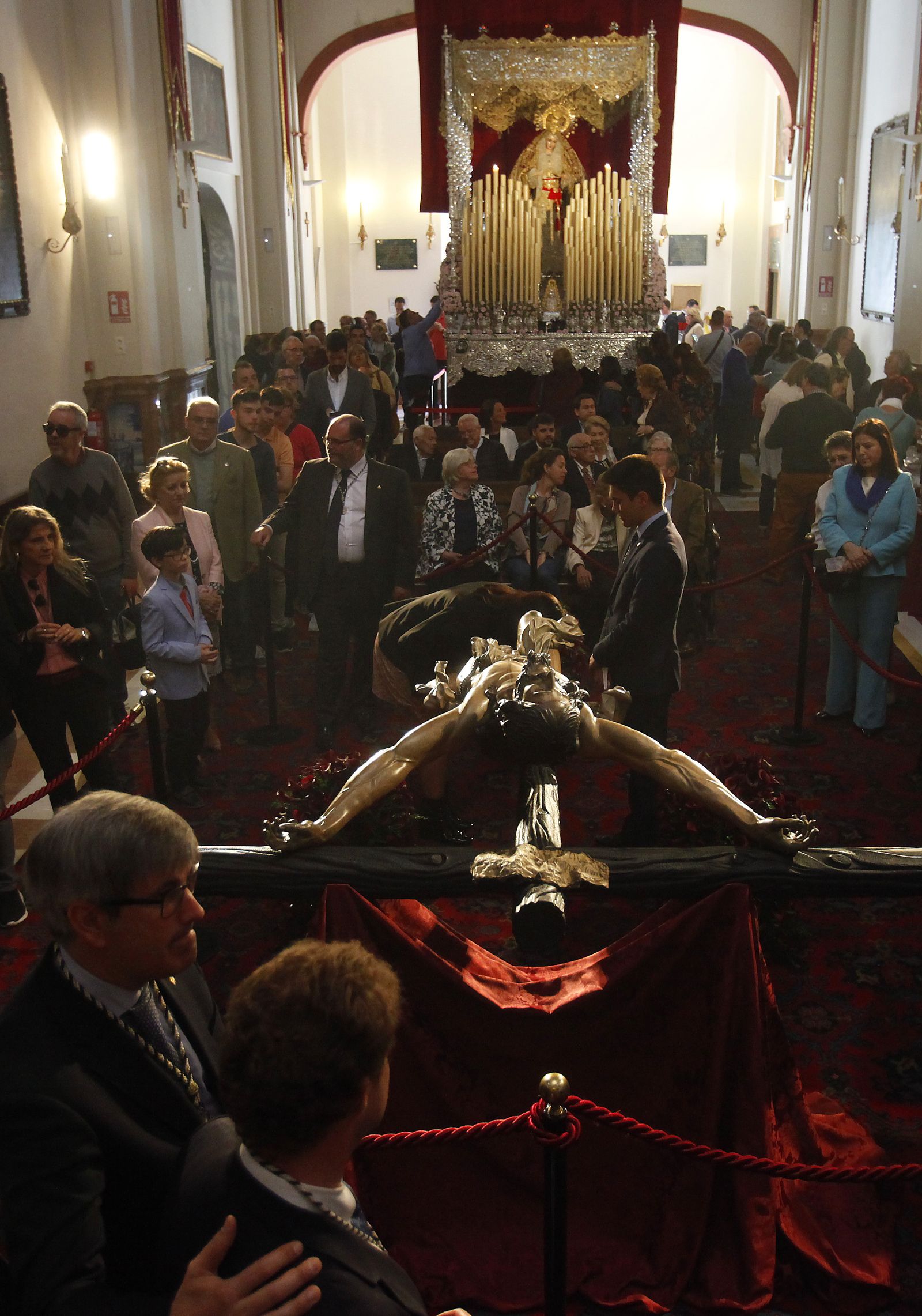 Besapies del Cristo del Cachorro y besamanos del Jesús Nazareno