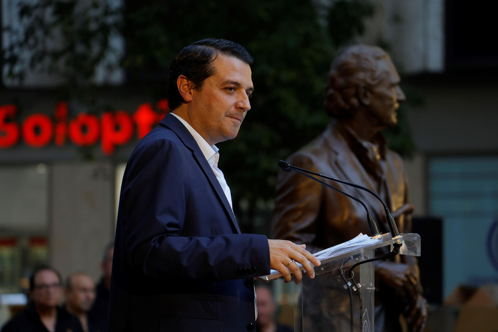 Las fotos del descubrimiento del busto homenaje a Antonio Gala en Córdoba
