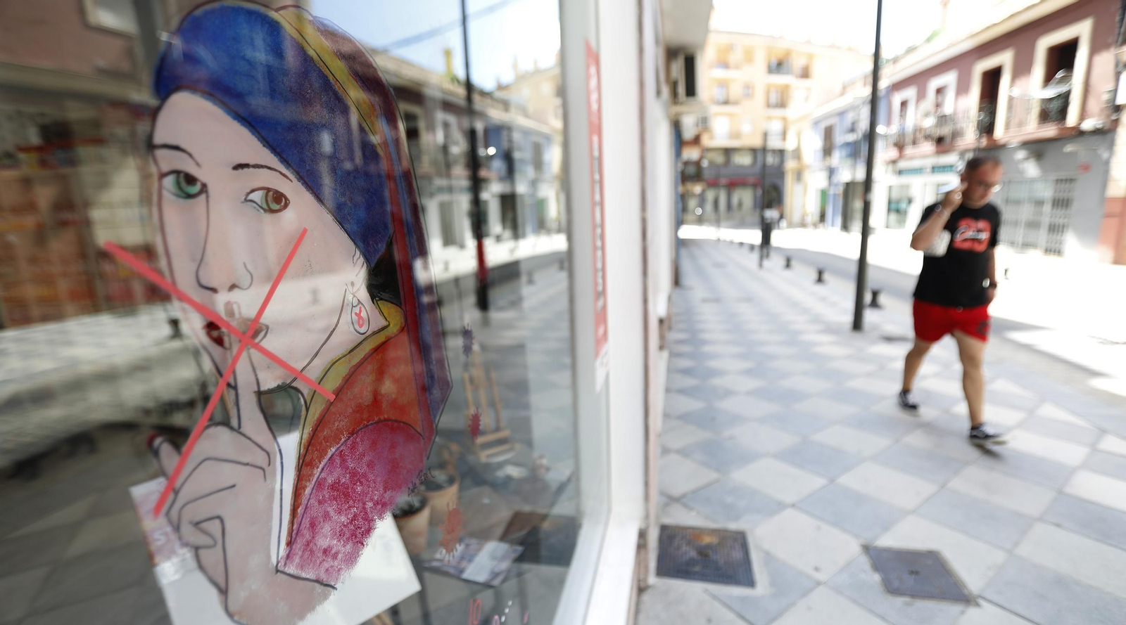 Artistas locales apelan a romper el estigma del SIDA con obras en escaparates