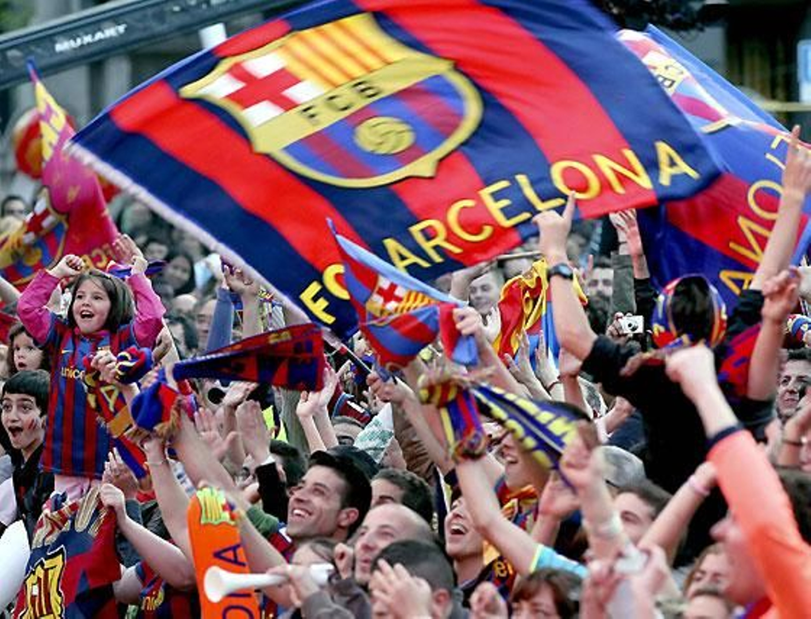 El Barcelona cumplió los pronósticos y con su goleada (4-0) ante el Valladolid en el Camp Nou logró el título de Liga.

Foto: EFE / Reuters / AFP Photo