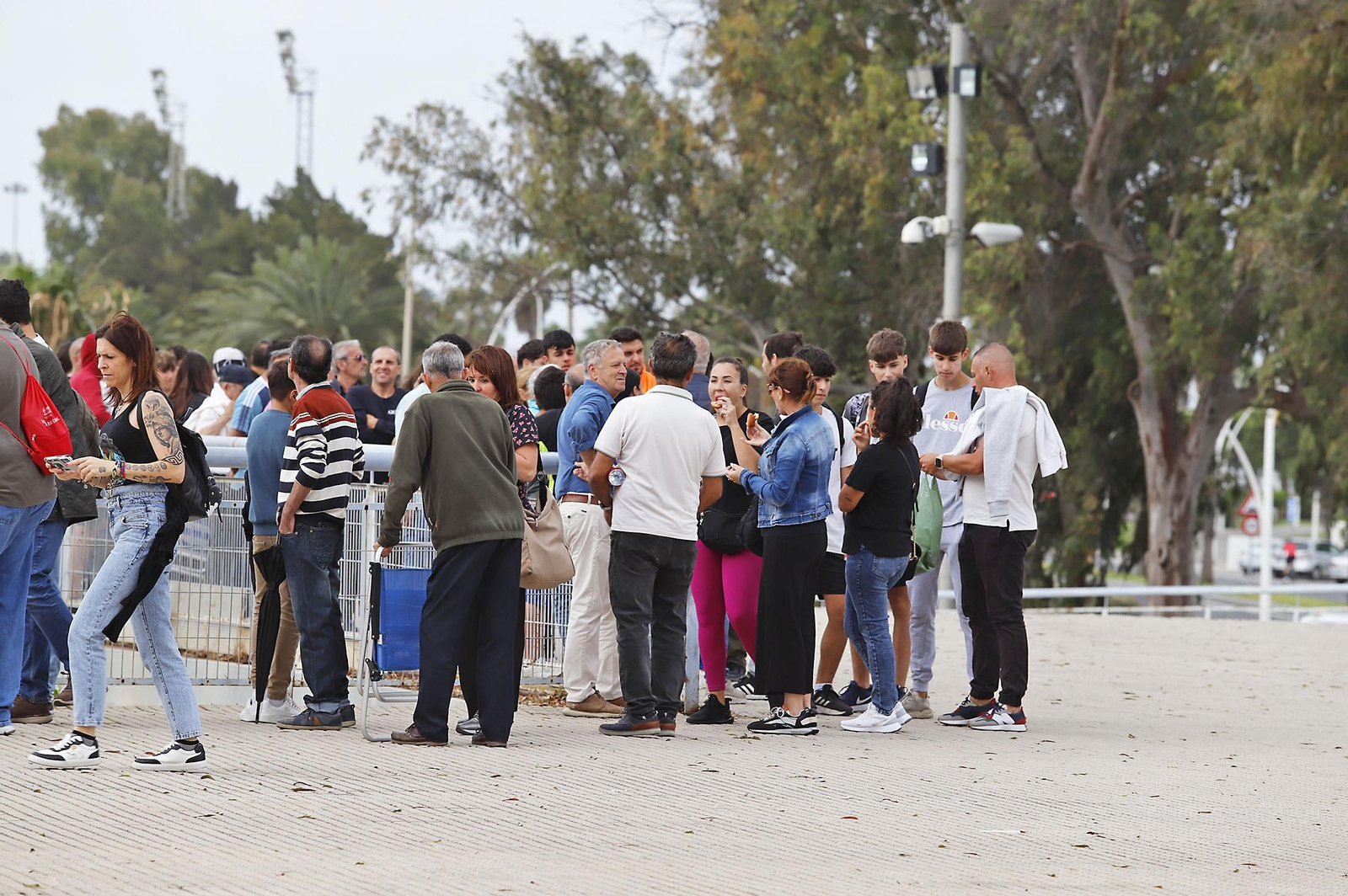 Largas colas para comprar las últimas entradas de la final del Recreativo de Huelva